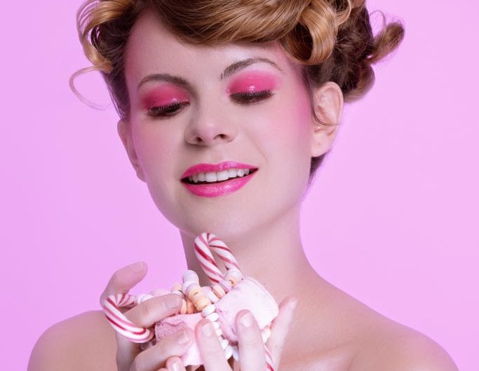 SEANCE PHOTO BEAUTE BOMBONS ROSES EDITORIAL